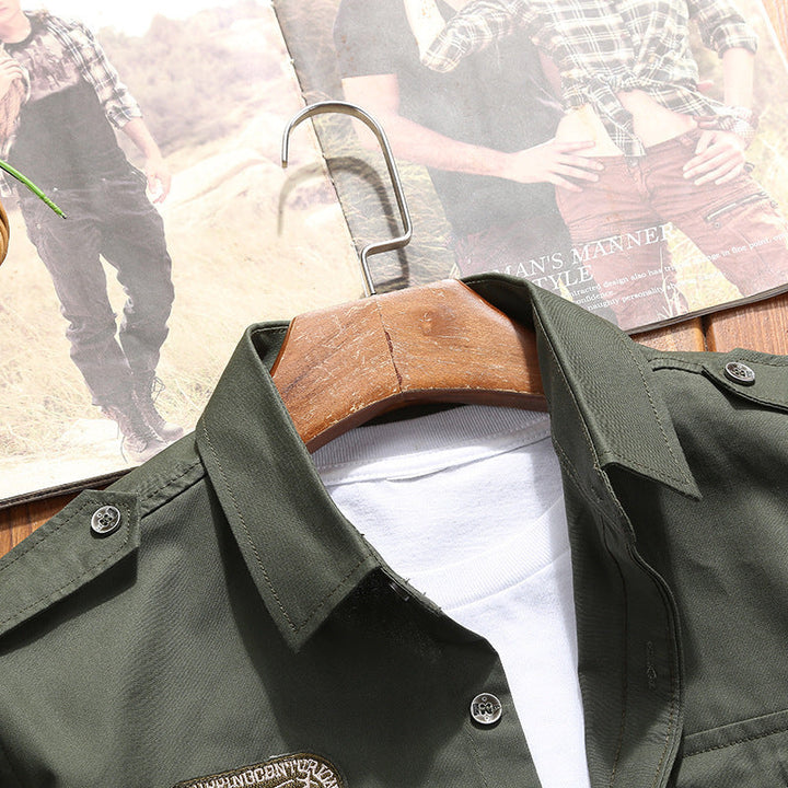 Herr militär funktion skjortjacka med fickor med lock, axel epaulettes, och subtle patch application