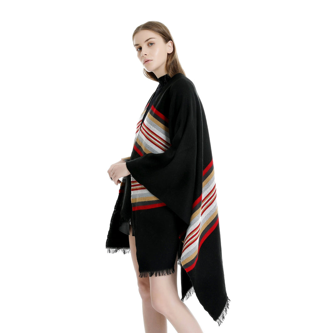 Dam avslappnad Ruana poncho tillverkad av ullblandning med asymmetrical point och fine stripe jacquard