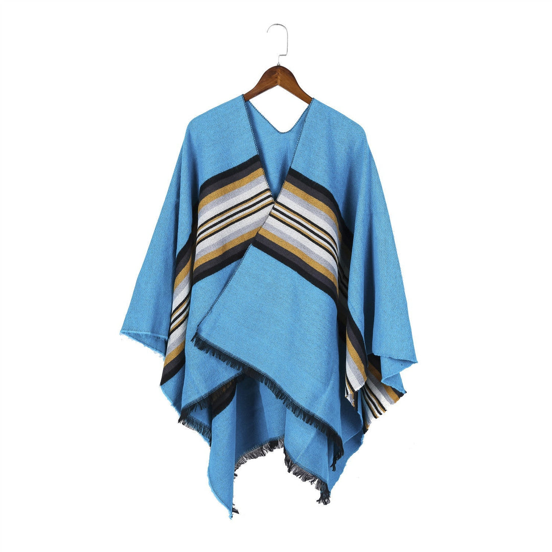 Dam avslappnad Ruana poncho tillverkad av ullblandning med asymmetrical point och fine stripe jacquard