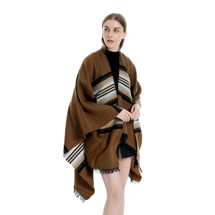Dam avslappnad Ruana poncho tillverkad av ullblandning med asymmetrical point och fine stripe jacquard
