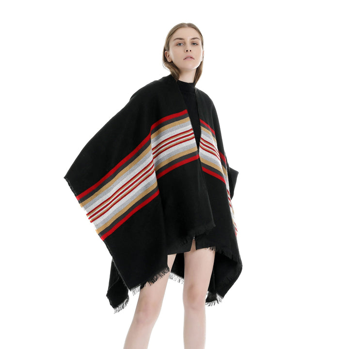 Dam avslappnad Ruana poncho tillverkad av ullblandning med asymmetrical point och fine stripe jacquard