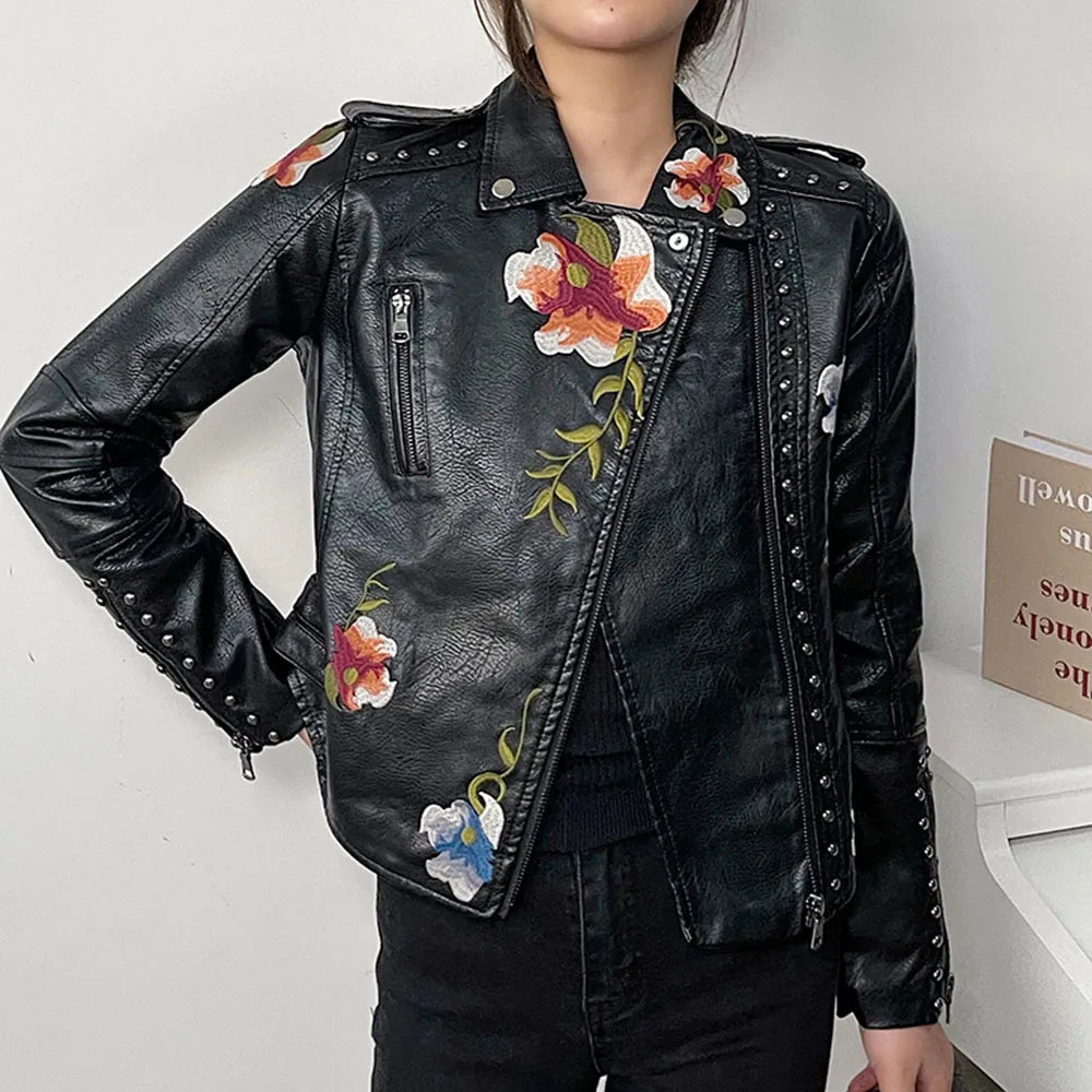 | Dam läder jacka med stud accent och floral mönster