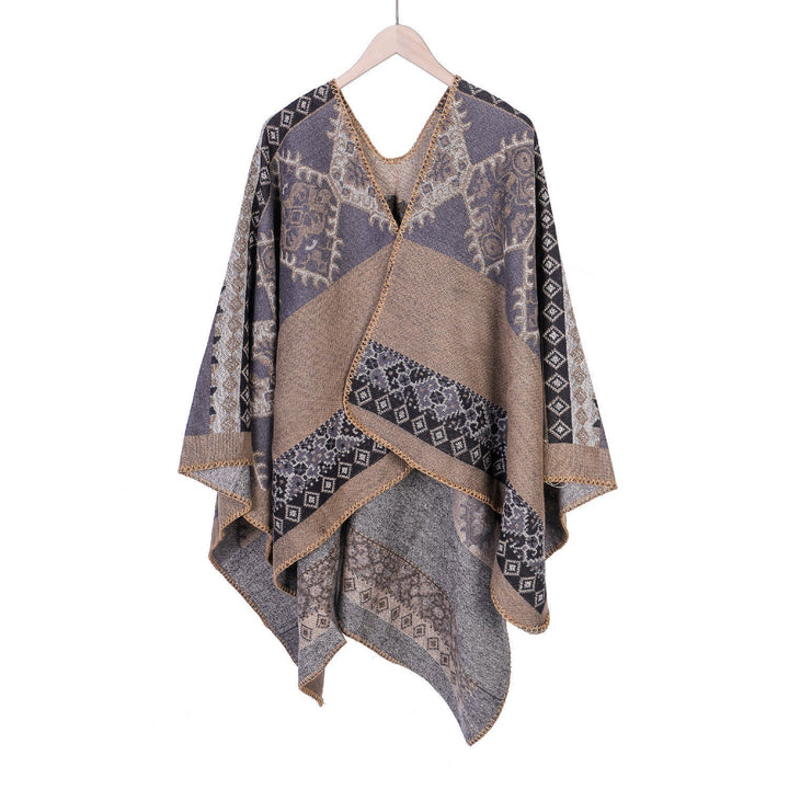 Dam Oversize Ruana poncho tillverkad av jacquard tyg med asymmetrical pointed edge och ornamental border
