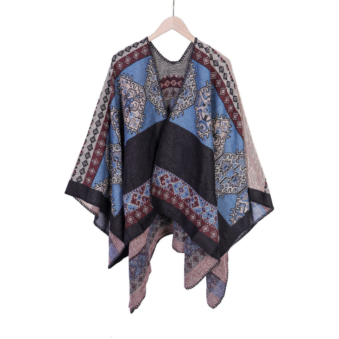 Dam Oversize Ruana poncho tillverkad av jacquard tyg med asymmetrical pointed edge och ornamental border