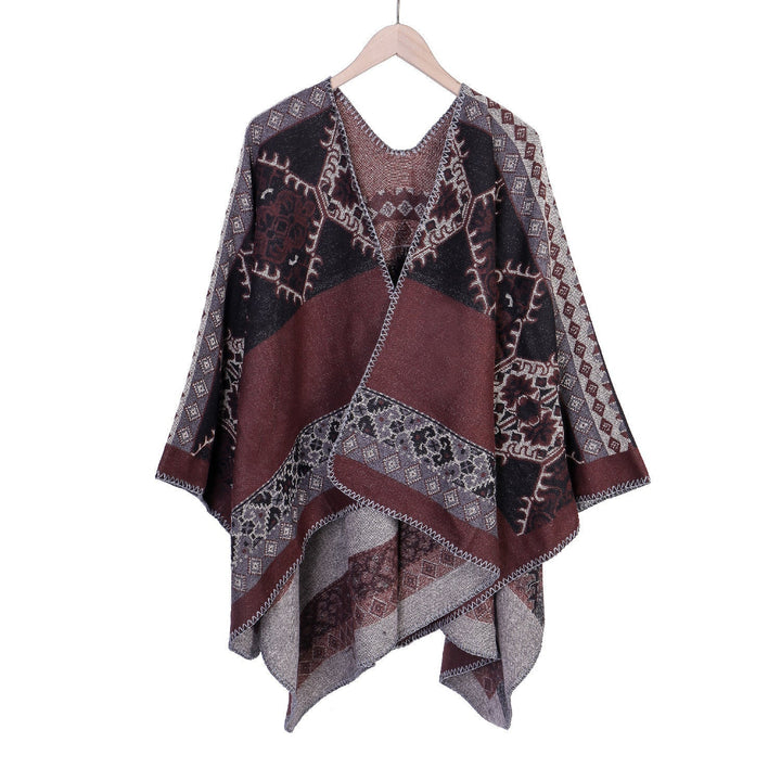 Dam Oversize Ruana poncho tillverkad av jacquard tyg med asymmetrical pointed edge och ornamental border