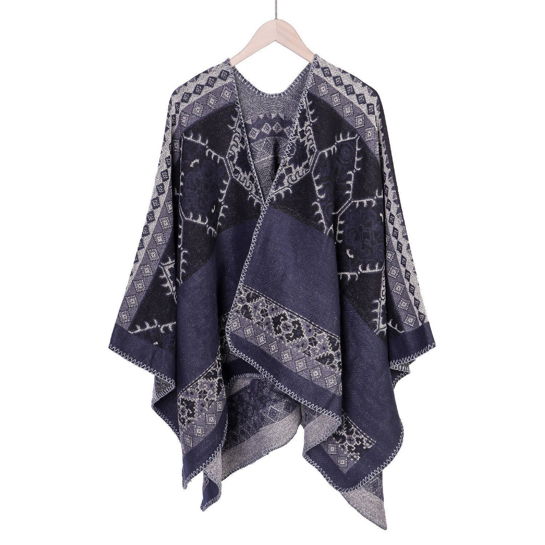 Dam Oversize Ruana poncho tillverkad av jacquard tyg med asymmetrical pointed edge och ornamental border