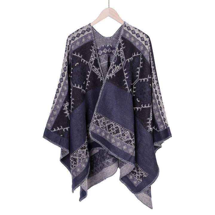 Dam Oversize Ruana poncho tillverkad av jacquard tyg med asymmetrical pointed edge och ornamental border