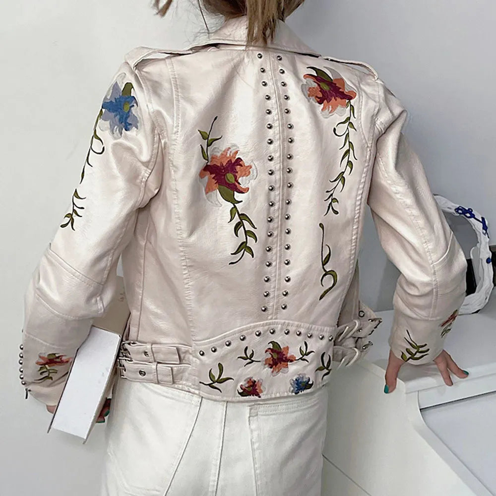 | Dam läder jacka med stud accent och floral mönster