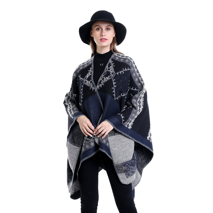 Dam Oversize Ruana poncho tillverkad av jacquard tyg med asymmetrical pointed edge och ornamental border