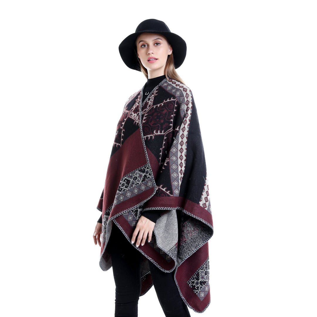 Dam Oversize Ruana poncho tillverkad av jacquard tyg med asymmetrical pointed edge och ornamental border