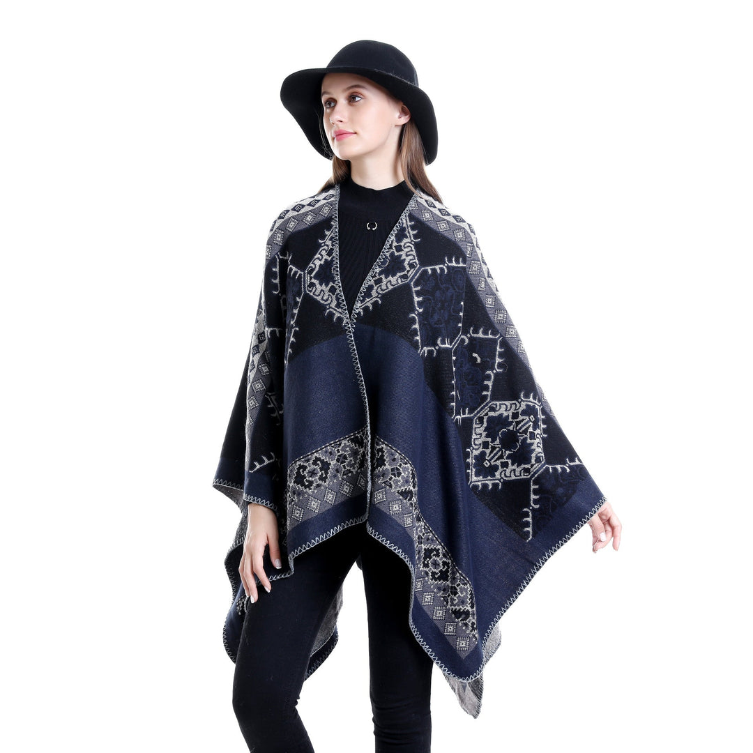 Dam Oversize Ruana poncho tillverkad av jacquard tyg med asymmetrical pointed edge och ornamental border