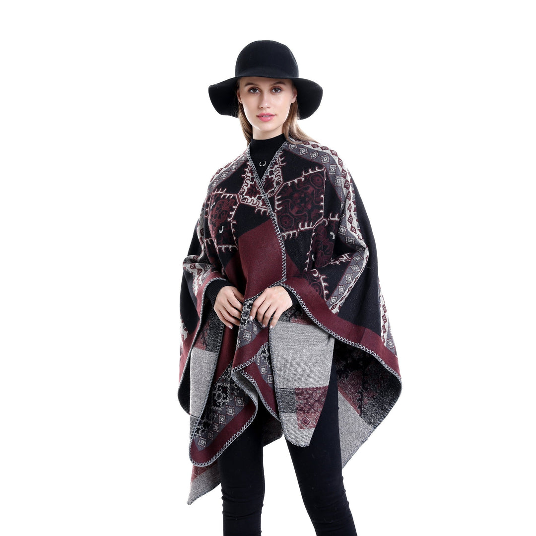 Dam Oversize Ruana poncho tillverkad av jacquard tyg med asymmetrical pointed edge och ornamental border