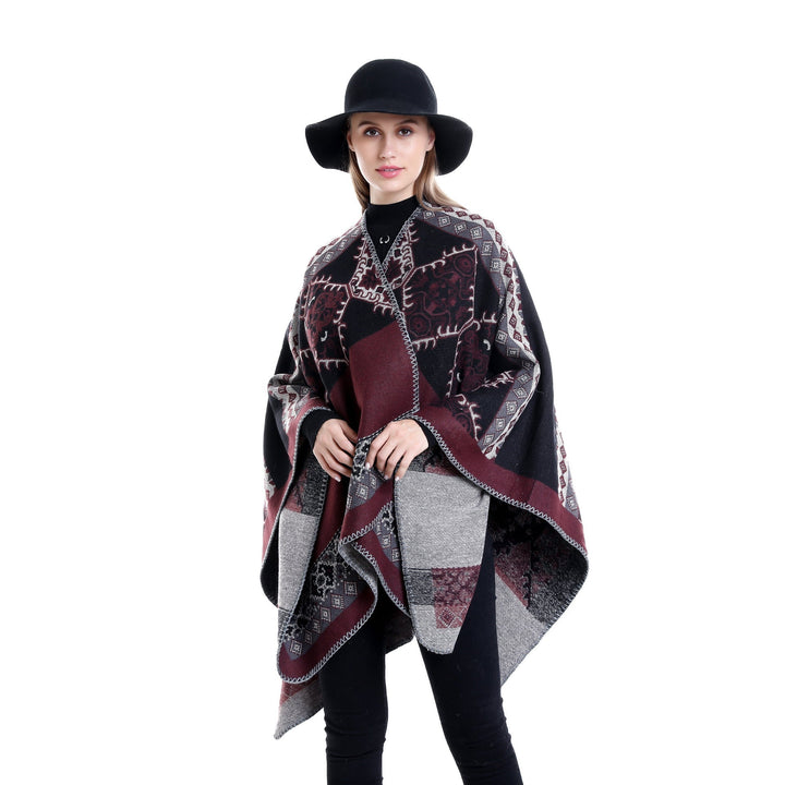 Dam Oversize Ruana poncho tillverkad av jacquard tyg med asymmetrical pointed edge och ornamental border