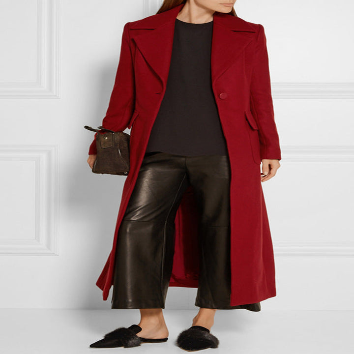 Dam maxi-length ullblandning kappa med skräddad seam design, knife pleats, och flap fickor