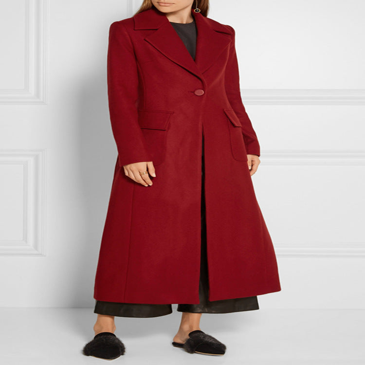 Dam maxi-length ullblandning kappa med skräddad seam design, knife pleats, och flap fickor