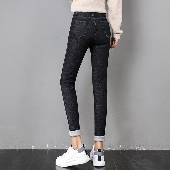 Kvinna i svarta fodrade skinny jeans