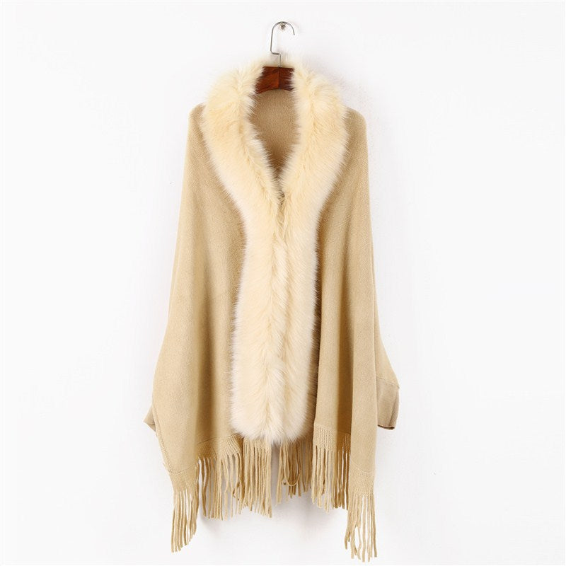 Dam poncho med fuskpälskrage och fringed fåll