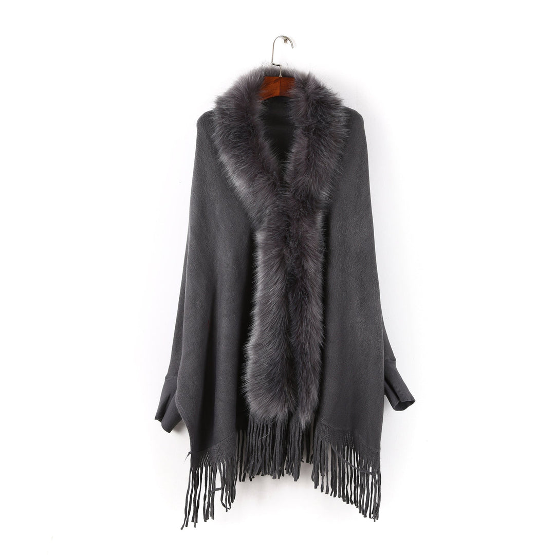 Dam poncho med fuskpälskrage och fringed fåll