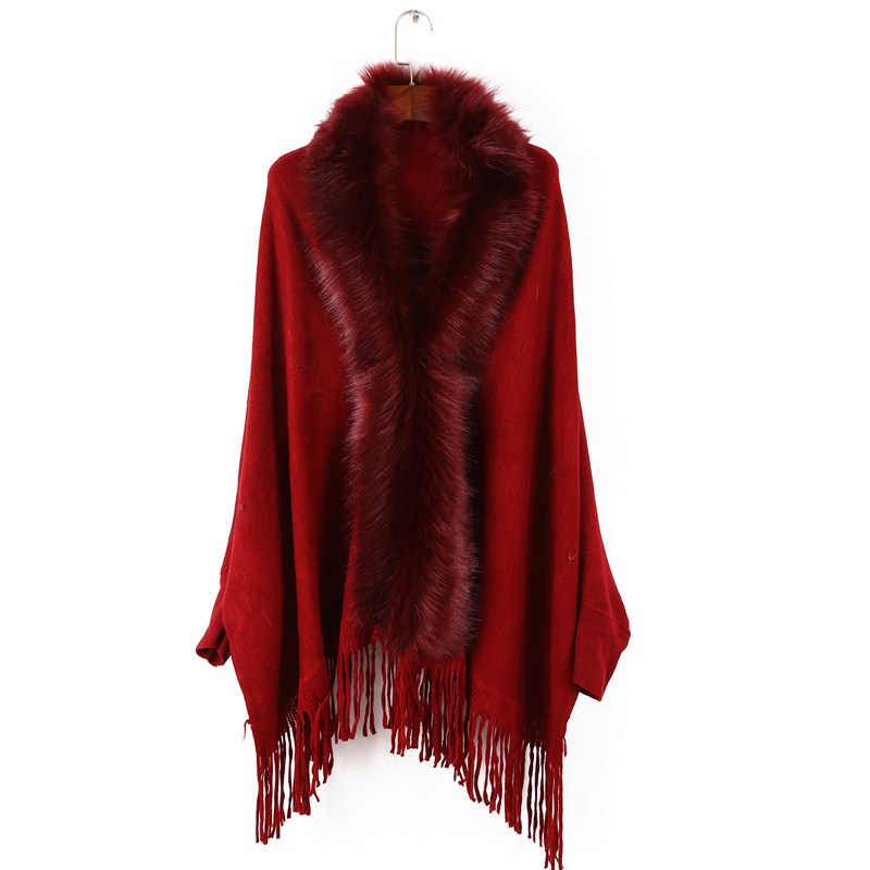 Dam poncho med fuskpälskrage och fringed fåll
