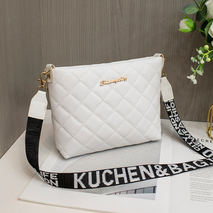 Liten quiltad crossbodyväska med bred rem