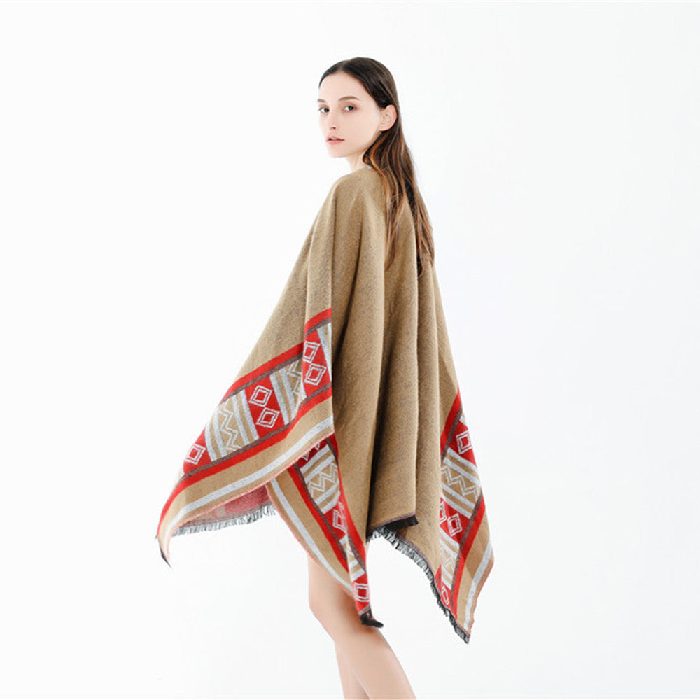 Dam Oversize Ruana poncho i Boho Ethno look tillverkad av ullblandning med V-neck och fransfåll
