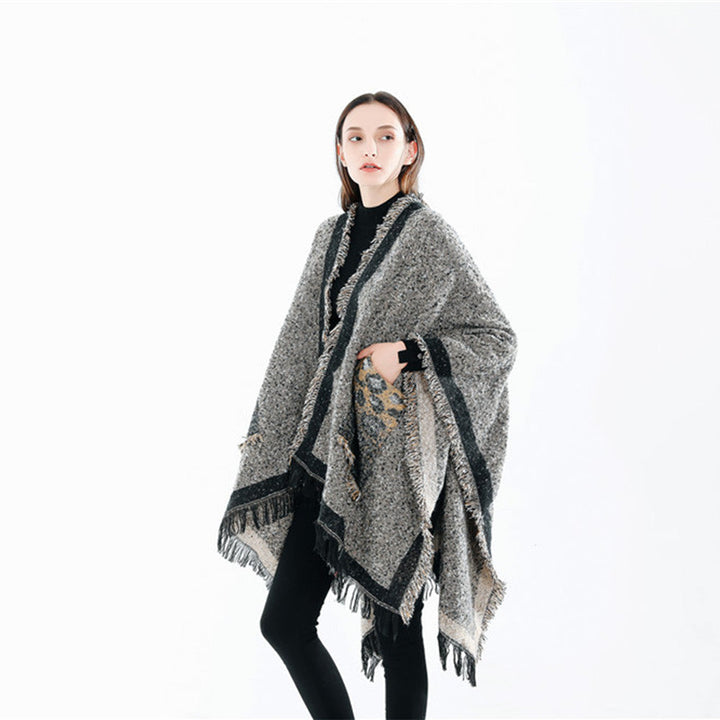 Dam Oversize Ruana poncho i en ullblandning med fringes och kontrasterande edge