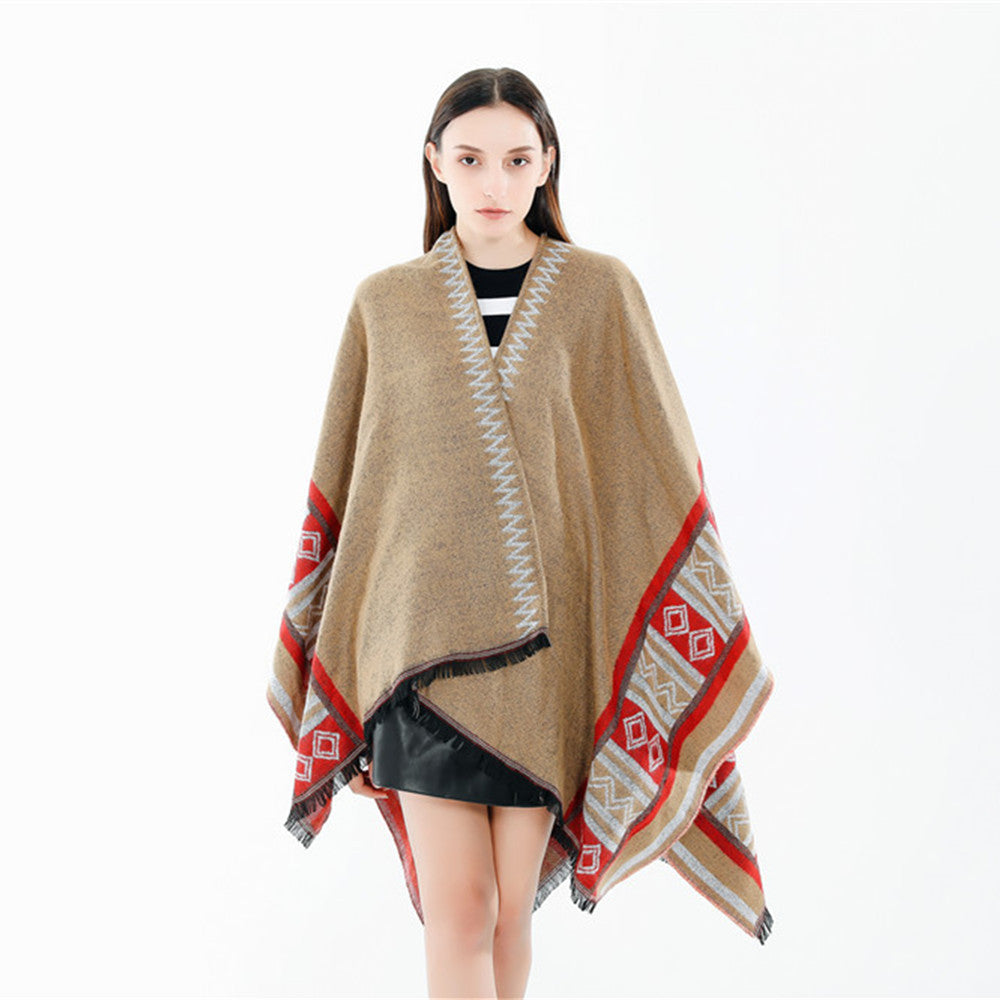 Dam Oversize Ruana poncho i Boho Ethno look tillverkad av ullblandning med V-neck och fransfåll
