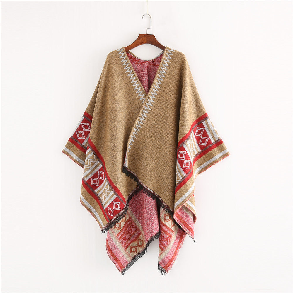 Dam Oversize Ruana poncho i Boho Ethno look tillverkad av ullblandning med V-neck och fransfåll