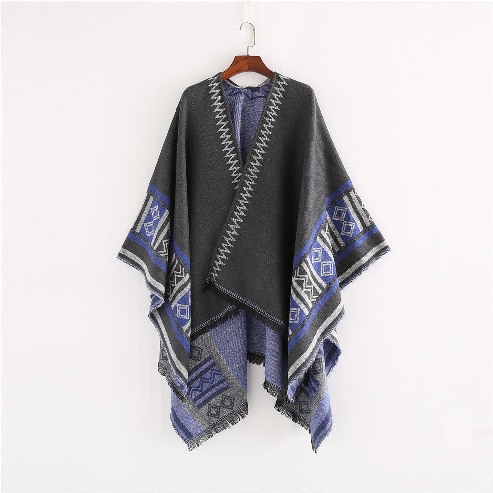 Dam Oversize Ruana poncho i Boho Ethno look tillverkad av ullblandning med V-neck och fransfåll