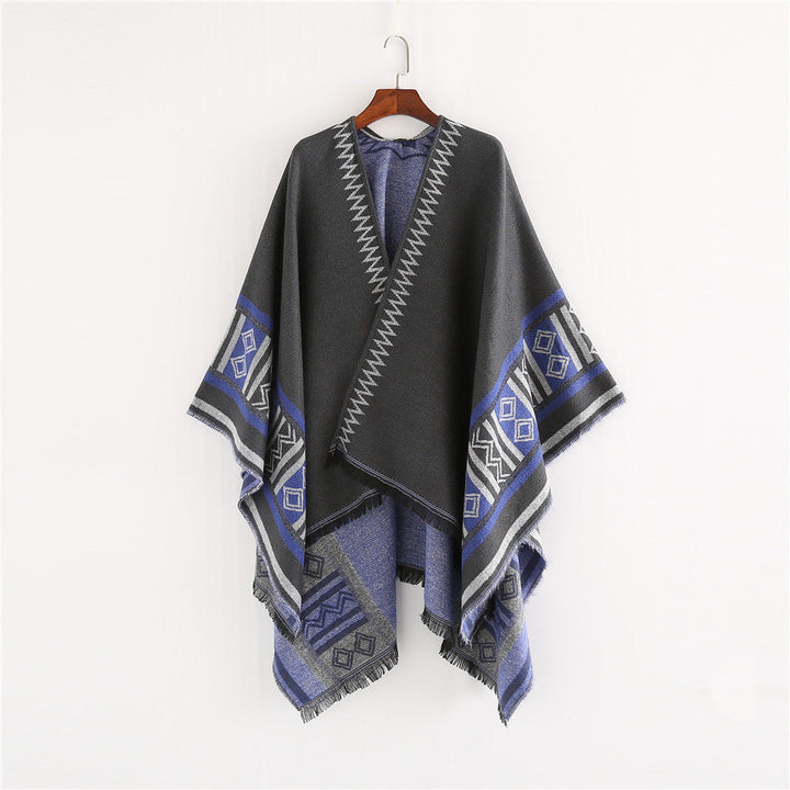 Dam Oversize Ruana poncho i Boho Ethno look tillverkad av ullblandning med V-neck och fransfåll