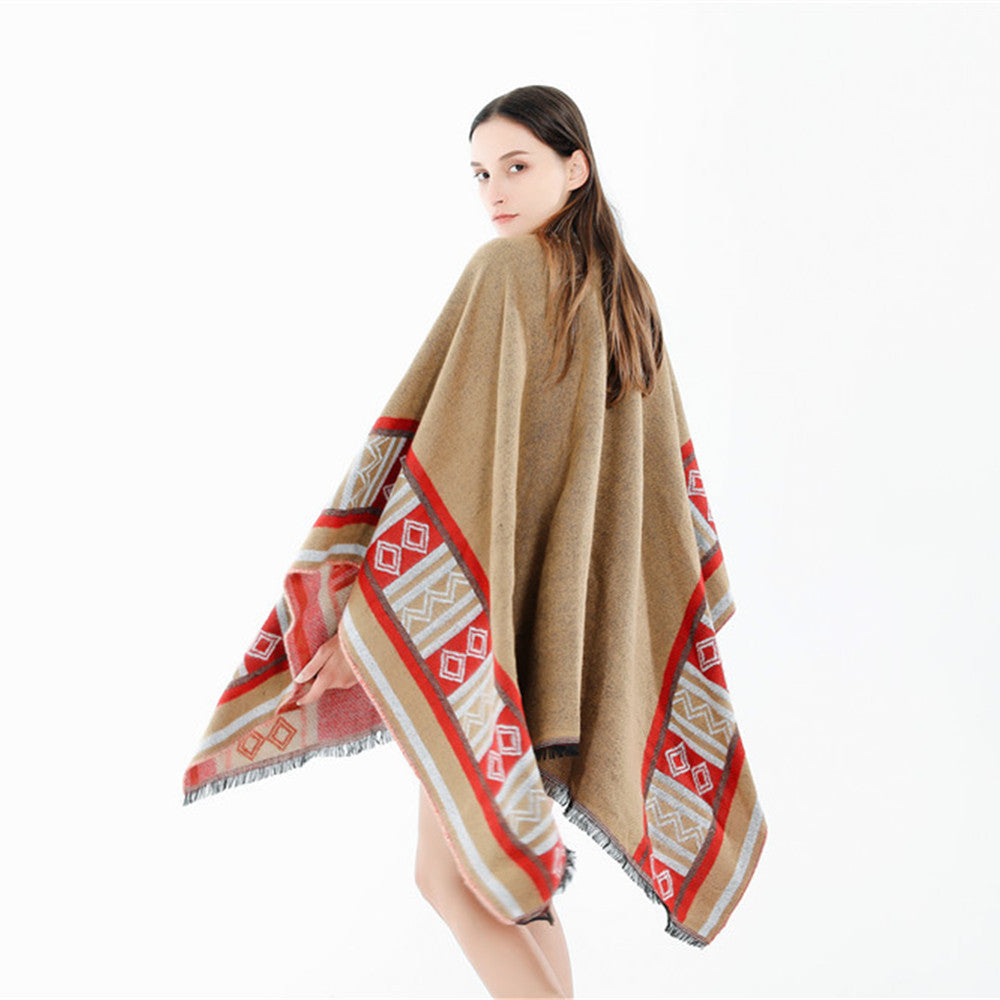 Dam Oversize Ruana poncho i Boho Ethno look tillverkad av ullblandning med V-neck och fransfåll
