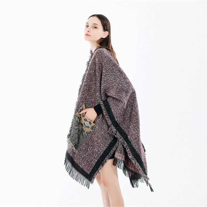Dam Oversize Ruana poncho i en ullblandning med fringes och kontrasterande edge