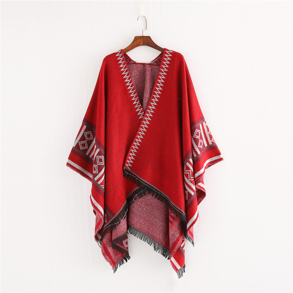 Dam Oversize Ruana poncho i Boho Ethno look tillverkad av ullblandning med V-neck och fransfåll