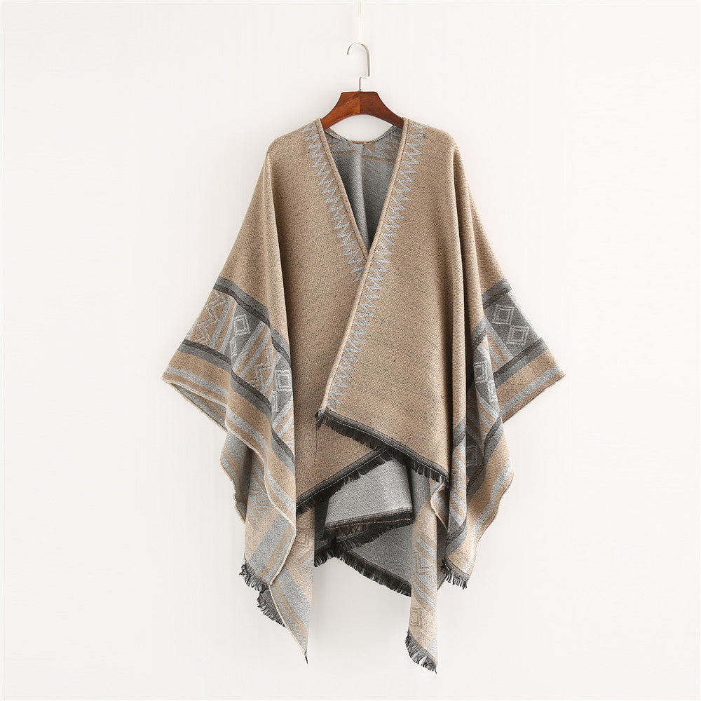 Dam Oversize Ruana poncho i Boho Ethno look tillverkad av ullblandning med V-neck och fransfåll