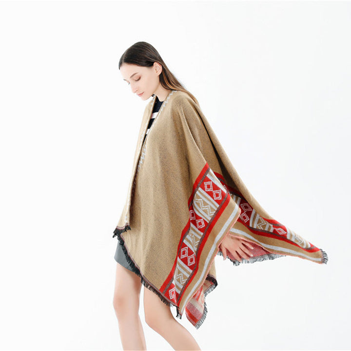 Dam Oversize Ruana poncho i Boho Ethno look tillverkad av ullblandning med V-neck och fransfåll