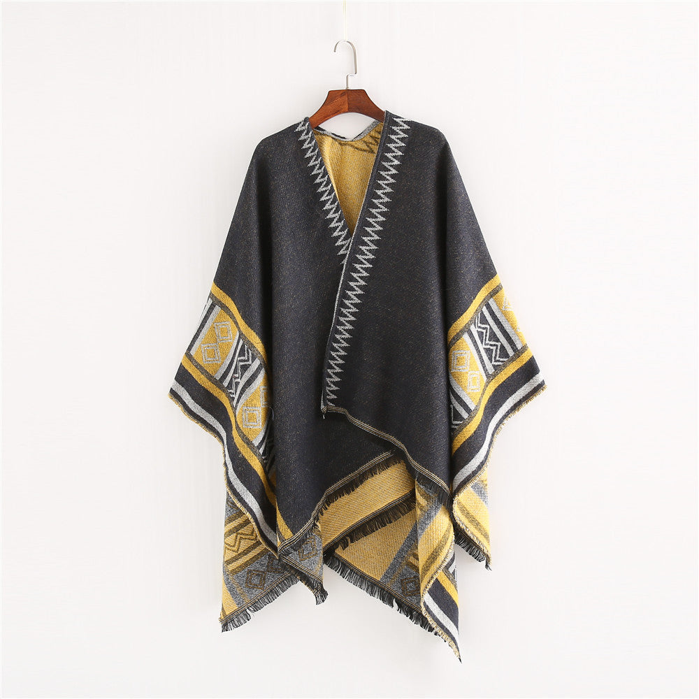 Dam Oversize Ruana poncho i Boho Ethno look tillverkad av ullblandning med V-neck och fransfåll