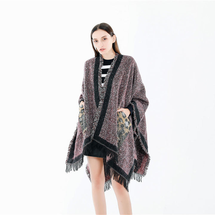 Dam Oversize Ruana poncho i en ullblandning med fringes och kontrasterande edge