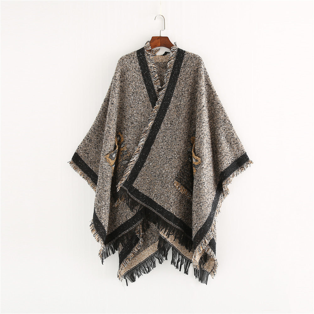 Dam Oversize Ruana poncho i en ullblandning med fringes och kontrasterande edge