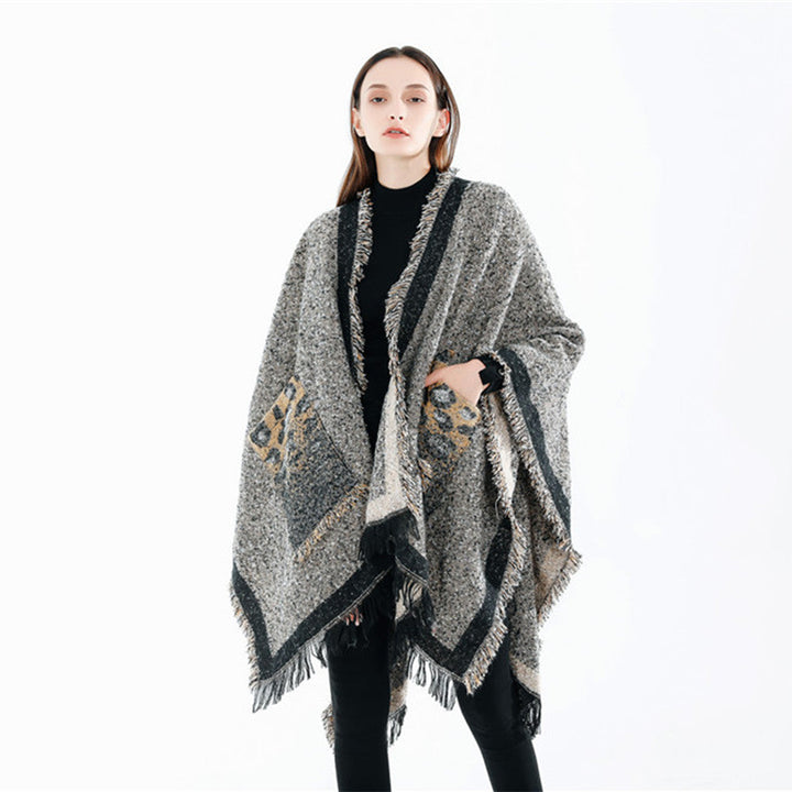 Dam Oversize Ruana poncho i en ullblandning med fringes och kontrasterande edge