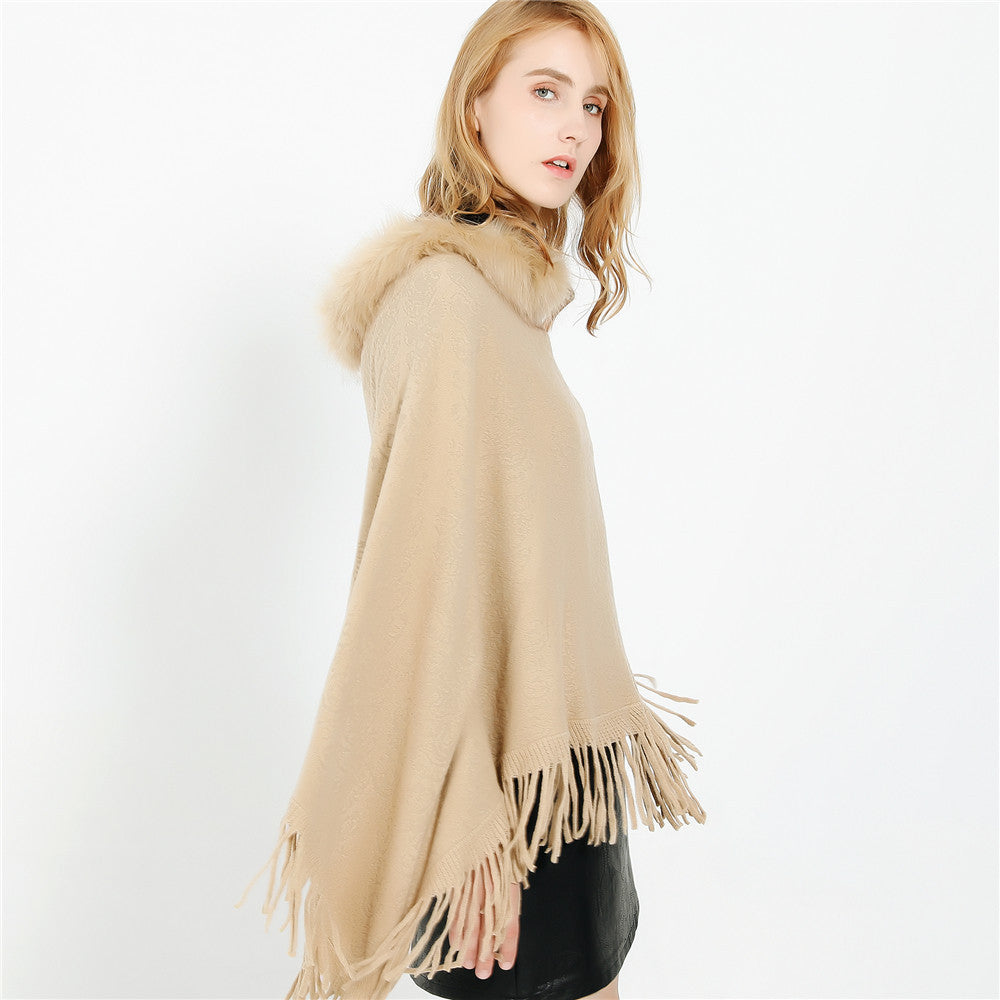 Dam poncho-Ruana med fuskpälskrage, structured jacquard och fransfåll