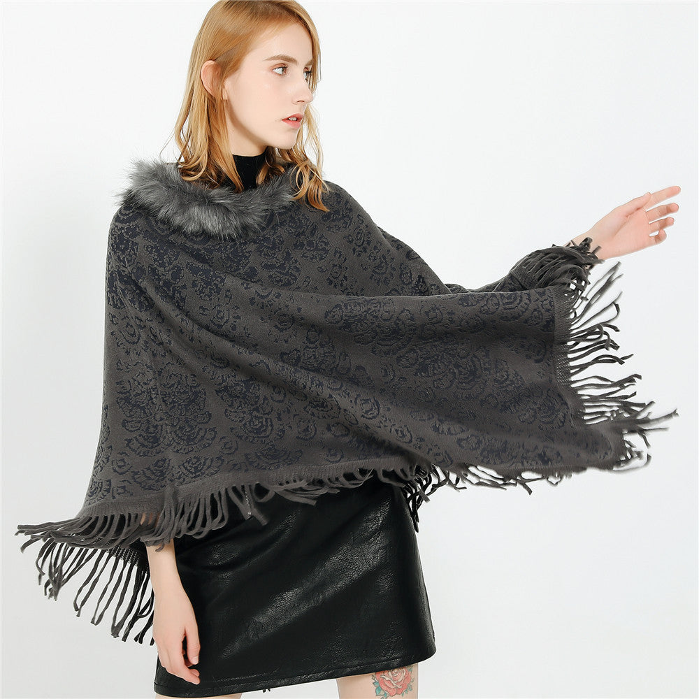 Dam poncho-Ruana med fuskpälskrage, structured jacquard och fransfåll