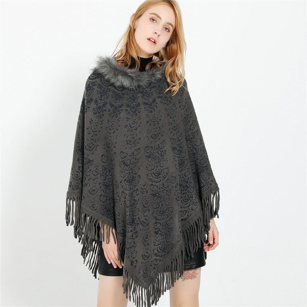 Dam poncho-Ruana med fuskpälskrage, structured jacquard och fransfåll