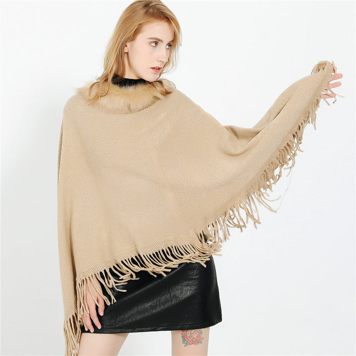 Dam poncho-Ruana med fuskpälskrage, structured jacquard och fransfåll