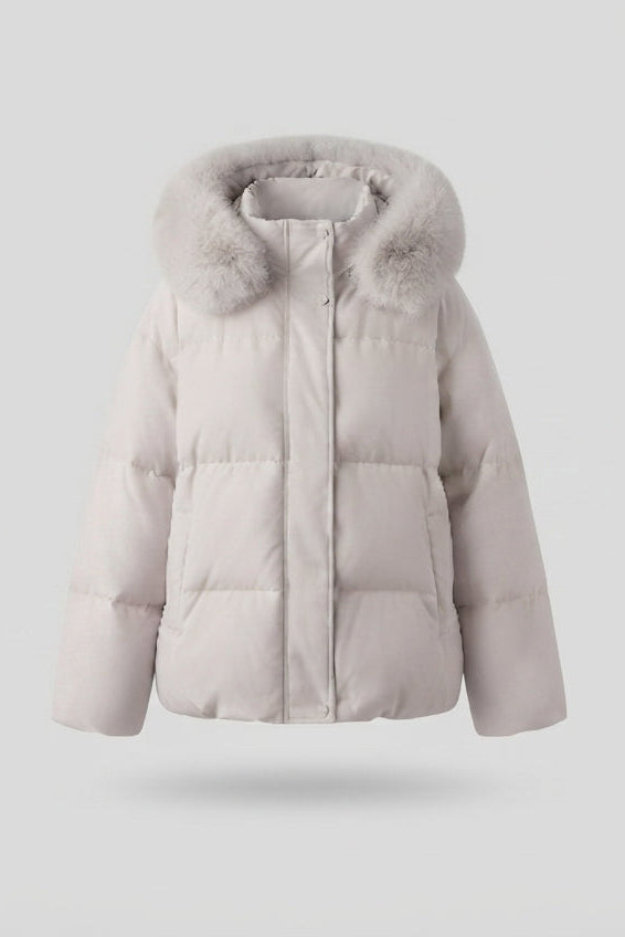 Dam Quiltad Kort Parka med Voluminous Huva Kant i Faux Fur Look och Extra Wide Ärmar