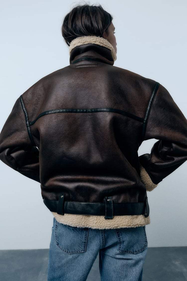 | Jacka med Lapel tillverkad av Synthetic Material