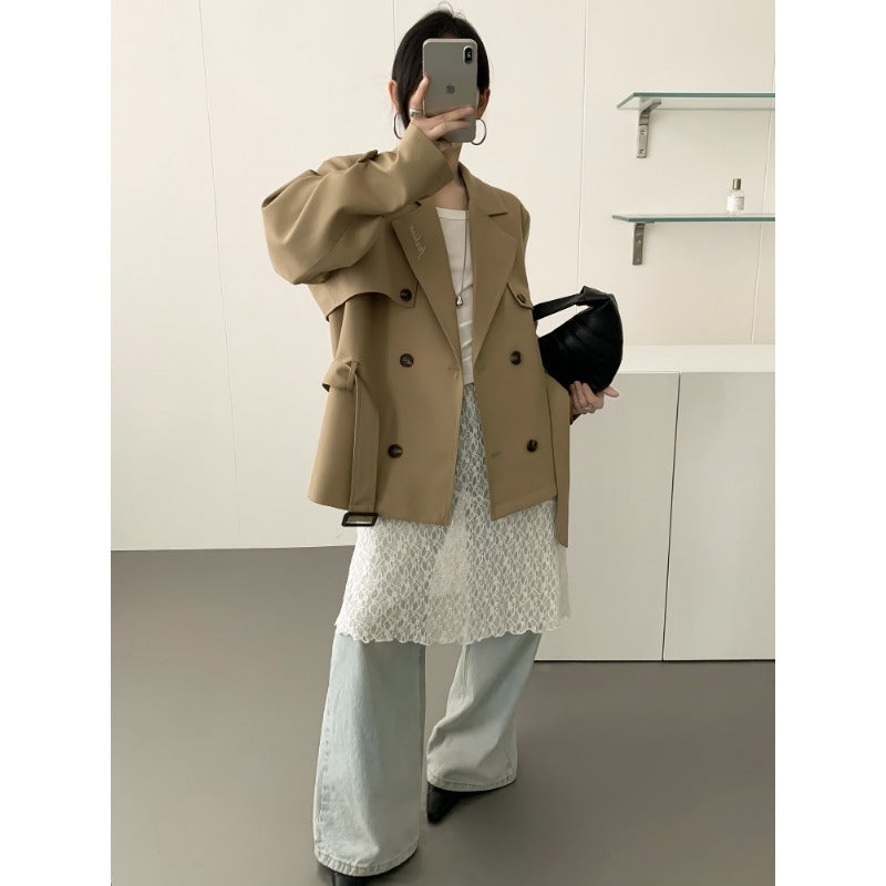 Dam kort trenchcoat med figure-flattering knytband och voluminous balloon ärmar