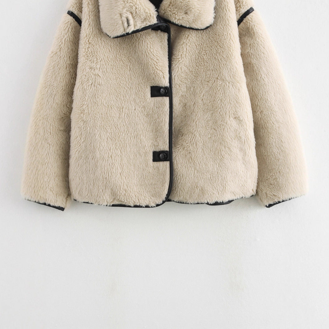 Dam kort skärning Faux Fur Field kappa med oversize Shawl krage och kontrasterande Piping