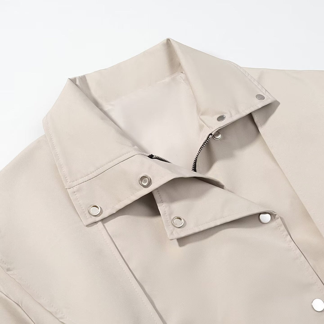 Dam kort trenchcoat med cape shoulder, hög ståkrage och bälte