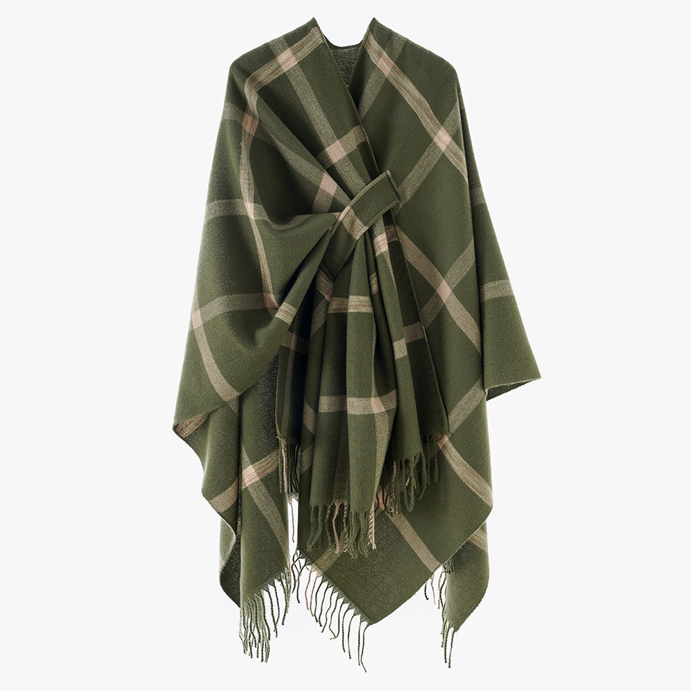 Dam oversized capeponcho tillverkad av ullblandning med tie bälte, fringes, och stor check mönster