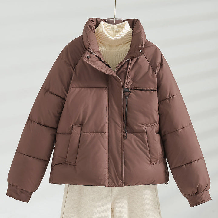 Dam non-kort vadderad boxy jacka med high ståkrage, drawstring chest closure, och slanted flap fickor